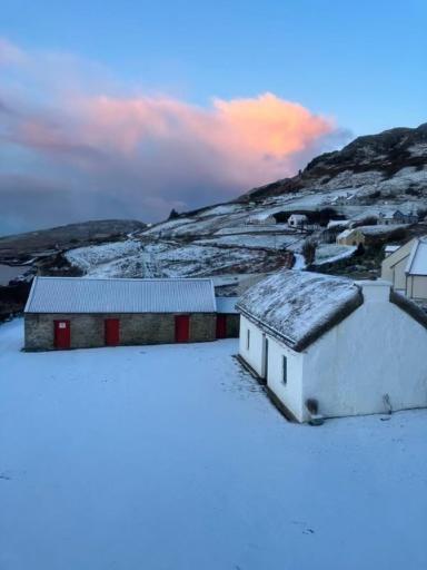 Anne'S Thatched Cottage Kilcar Exterior photo