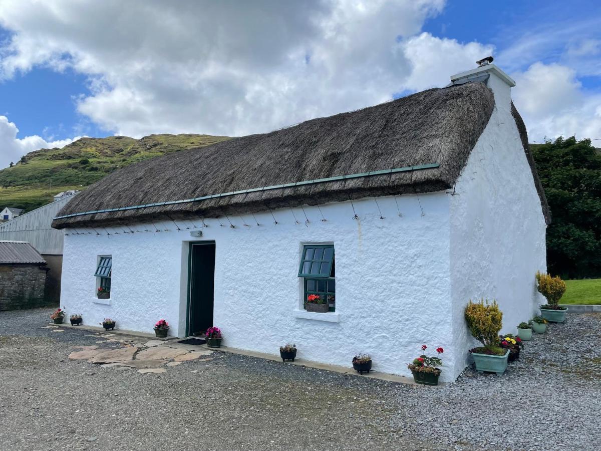 Anne'S Thatched Cottage Kilcar Exterior photo