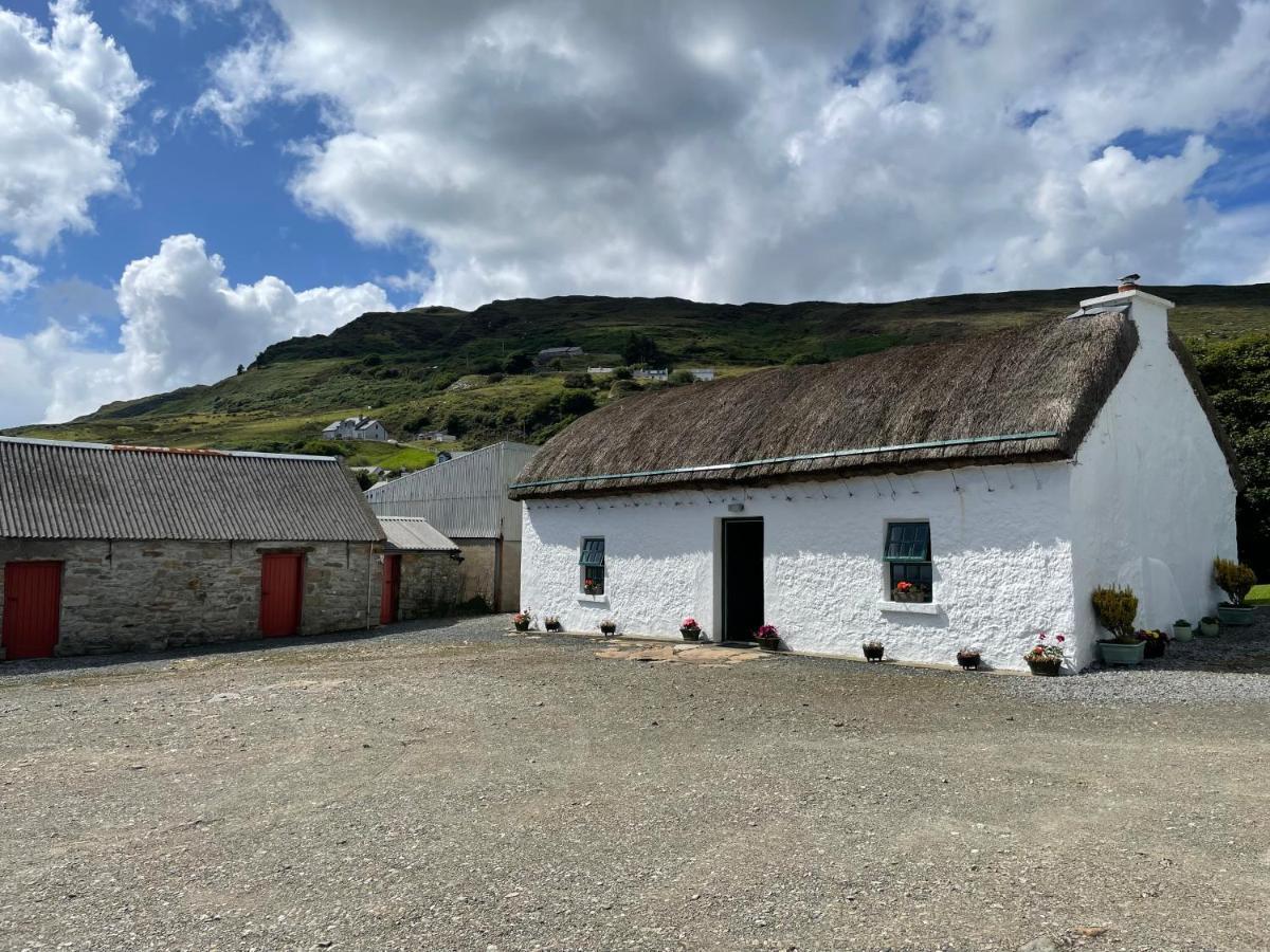 Anne'S Thatched Cottage Kilcar Exterior photo